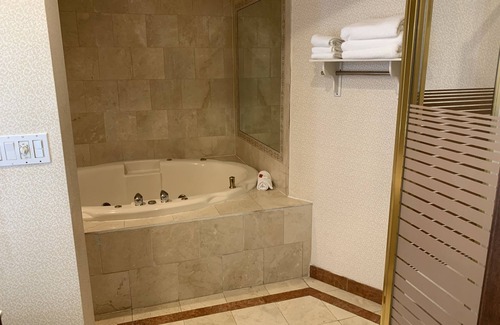 Sturbridge Hotel | Family-Friendly Super 8 by Wyndham Sturbridge with Pool