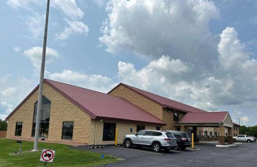 Sturtevant Hotel | Guest Rated Super 8 by Wyndham Sturtevant with Pool Access
