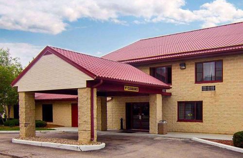 Sturtevant Hotel | Guest Rated Super 8 by Wyndham Sturtevant with Pool Access