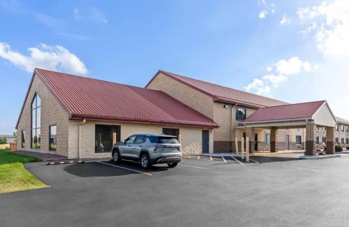 Sturtevant Hotel | Guest Rated Super 8 by Wyndham Sturtevant with Pool Access