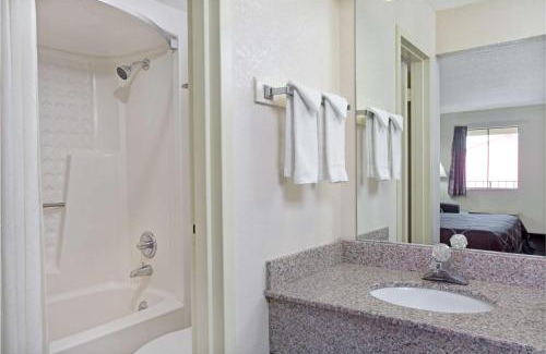 Suwanee Hotel | Budget-Friendly Comfort at Super 8 by Wyndham Suwanee