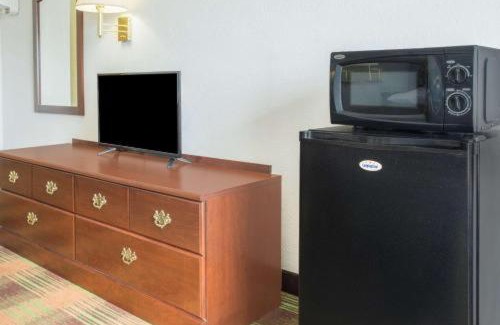 Sweet Springs Hotel | Budget-Friendly Stay at Super 8 by Wyndham Sweet Springs