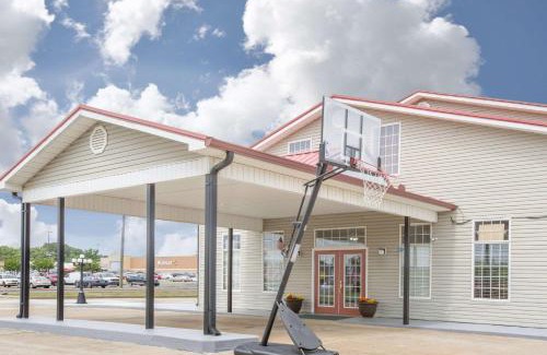 Talladega Hotel | Comfortable Stay at Super 8 by Wyndham Talladega AL