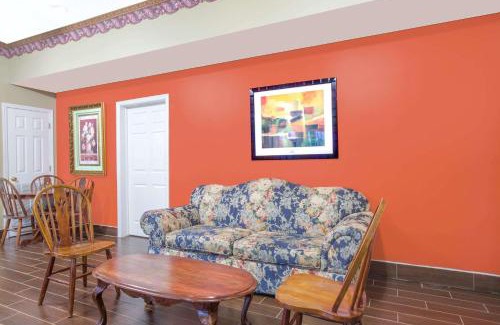 Talladega Hotel | Comfortable Stay at Super 8 by Wyndham Talladega AL