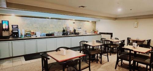 Temple Hotel | Budget-Friendly Super 8 by Wyndham Temple I-35 with Pool