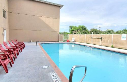 Temple Hotel | Budget-Friendly Super 8 by Wyndham Temple I-35 with Pool