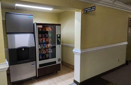 Temple Hotel | Budget-Friendly Super 8 by Wyndham Temple I-35 with Pool