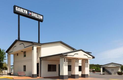 Temple Hotel | Budget-Friendly Super 8 by Wyndham Temple - Ocean View Bliss