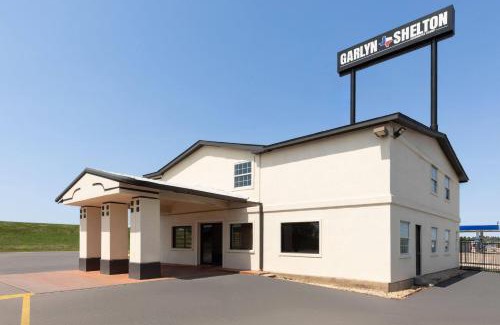 Temple Hotel | Budget-Friendly Super 8 by Wyndham Temple - Ocean View Bliss