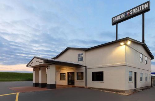 Temple Hotel | Budget-Friendly Super 8 by Wyndham Temple - Ocean View Bliss