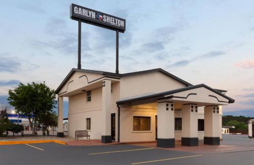 Temple Hotel | Budget-Friendly Super 8 by Wyndham Temple - Ocean View Bliss