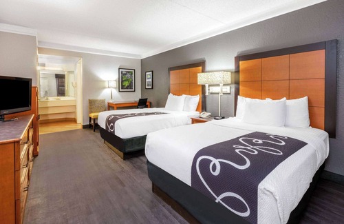 Shenandoah Hotel | Budget-Friendly Stay at Super 8 by Wyndham The Woodlands