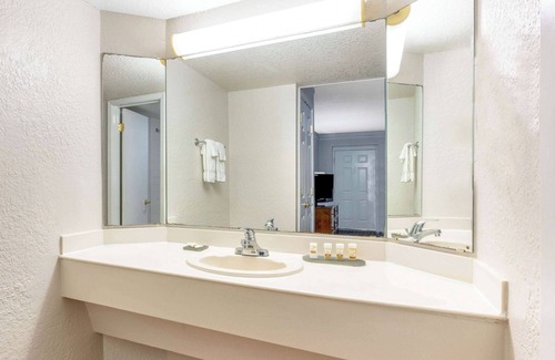 Shenandoah Hotel | Budget-Friendly Stay at Super 8 by Wyndham The Woodlands