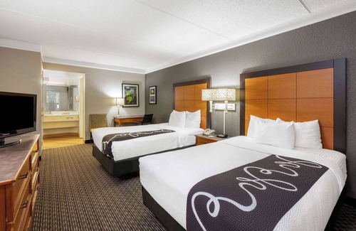 Shenandoah Hotel | Budget-Friendly Stay at Super 8 by Wyndham The Woodlands