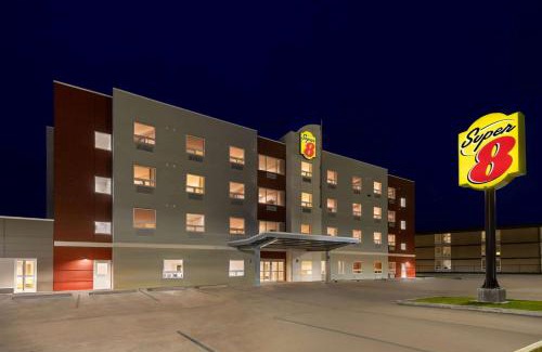 Thompson Hotel | Family-Friendly Super 8 by Wyndham Thompson with Top Amenities