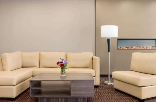 Thompson Hotel | Family-Friendly Super 8 by Wyndham Thompson with Top Amenities