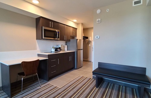 Thompson Hotel | Outstanding Super 8 by Wyndham Thompson: Family-Friendly Stays