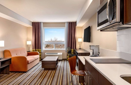 Thompson Hotel | Outstanding Super 8 by Wyndham Thompson: Family-Friendly Stays
