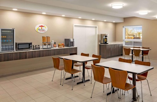 Thompson Hotel | Outstanding Super 8 by Wyndham Thompson: Family-Friendly Stays