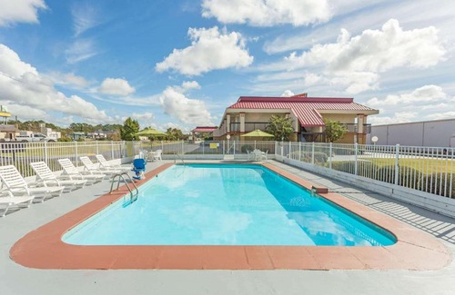 Tifton Hotel | Budget-Friendly Super 8 by Wyndham Tifton with Pet Amenities