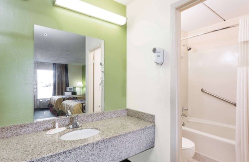 Tifton Hotel | Budget-Friendly Stay at Super 8 by Wyndham Tifton