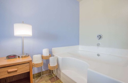 Toledo Hotel | Budget-Friendly Super 8 by Wyndham Toledo with Breakfast