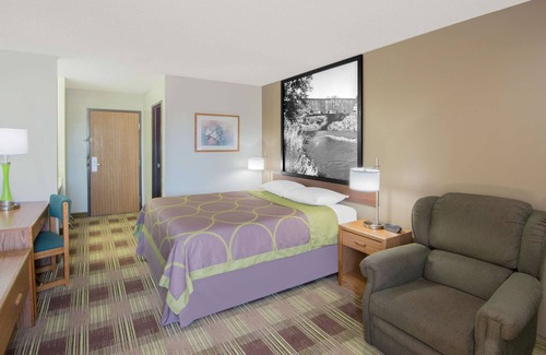 Toledo Hotel | Budget-Friendly Super 8 by Wyndham Toledo with Breakfast