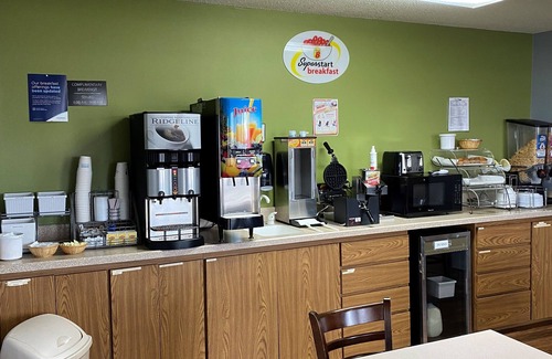 Toledo Hotel | Budget-Friendly Super 8 by Wyndham Toledo with Breakfast
