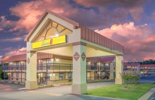 Tulsa Hotel | Pet-Friendly Getaway at Super 8 by Wyndham Tulsa