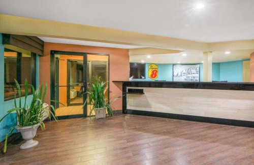 Tulsa Hotel | Pet-Friendly Getaway at Super 8 by Wyndham Tulsa