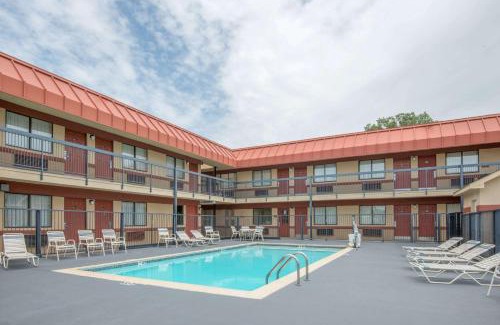 Tulsa Hotel | Pet-Friendly Getaway at Super 8 by Wyndham Tulsa