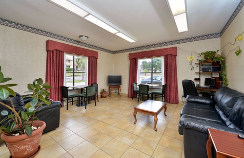 Universal City Hotel | Convenient Stay at Super 8 by Wyndham Universal City