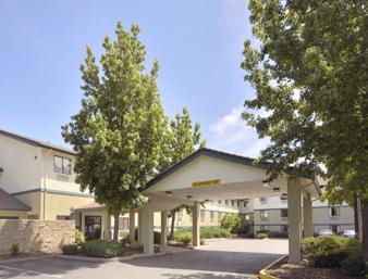 Buena Hotel | Pet-Friendly Super 8 by Wyndham in Union Gap Area