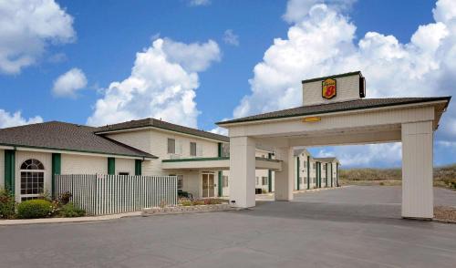 Battle Mountain Hotel | Discover Super 8 by Wyndham Battle Mountain: Pet-Friendly Retreat