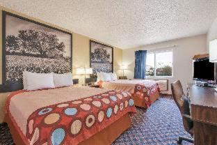 College Station Hotel | Comfortable Stay at Super 8 by Wyndham College Station