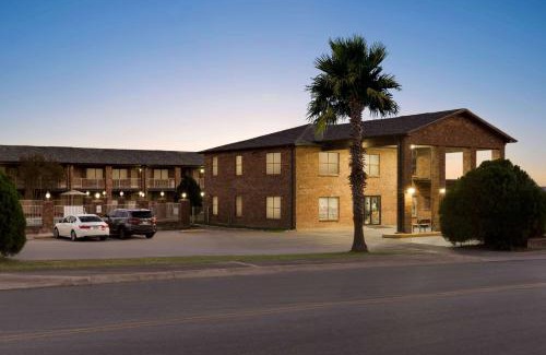 Universal City Hotel | Budget-Friendly Super 8 by Wyndham Near Universal City