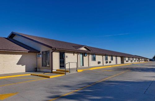 Valentine Hotel | Pet-Friendly Super 8 by Wyndham Valentine NE with Pool & Spa