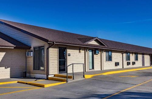 Valentine Hotel | Pet-Friendly Super 8 by Wyndham Valentine NE with Pool & Spa