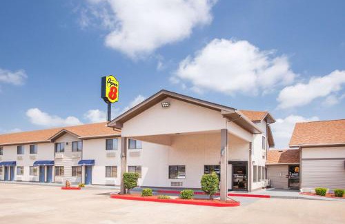 Van Buren Hotel | Pet-Friendly Super 8 by Wyndham with Pool & Ocean Views