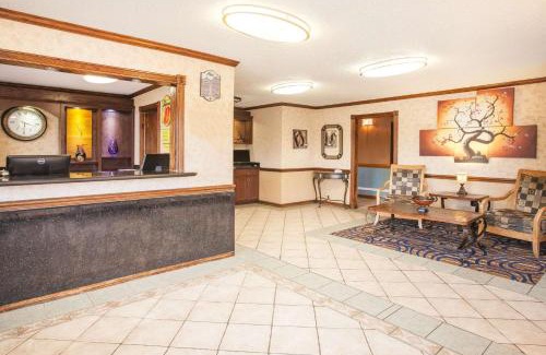 Van Buren Hotel | Pet-Friendly Super 8 by Wyndham with Pool & Ocean Views