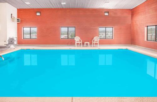 Van Buren Hotel | Pet-Friendly Super 8 by Wyndham with Pool & Ocean Views
