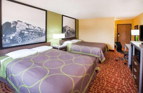Van Buren Hotel | Pet-Friendly Super 8 by Wyndham with Pool & Ocean Views
