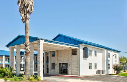 Victoria Hotel | Highly Rated Super 8 by Wyndham Victoria - Family Friendly Stay