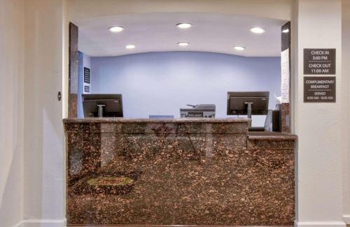 Victoria Hotel | Highly Rated Super 8 by Wyndham Victoria - Family Friendly Stay