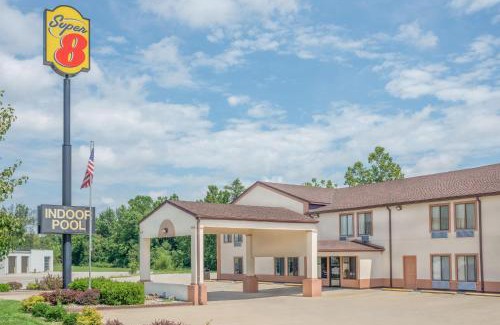 Vincennes Hotel | Budget-Friendly Stay at Super 8 by Wyndham Vincennes