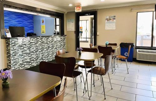 Vincennes Hotel | Budget-Friendly Stay at Super 8 by Wyndham Vincennes