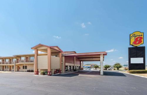 Woodway Hotel | Pet-Friendly Retreat at Super 8 by Wyndham Waco/Mall Area