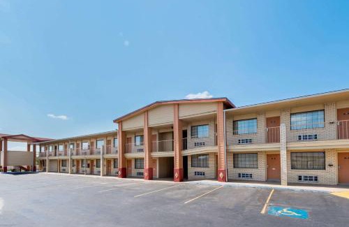 Woodway Hotel | Pet-Friendly Retreat at Super 8 by Wyndham Waco/Mall Area