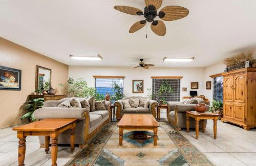 Woodway Hotel | Pet-Friendly Retreat at Super 8 by Wyndham Waco/Mall Area