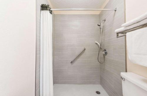 Woodway Hotel | Pet-Friendly Retreat at Super 8 by Wyndham Waco/Mall Area